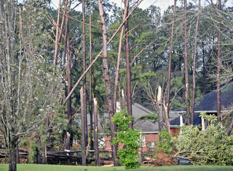 Possible tornado leaves mark on Dothan neighborhood